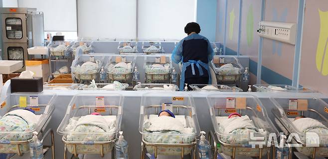 [고양=뉴시스] 전진환 기자 = 통계청이 28일 발표한 '2025년 3월 인구동향'에 따르면, 올해 1~3월 출생아 수는 6만5022명으로 지난해 같은 기간(6만568명)보다 4451명(7.4%) 늘었다. 이는 2022년 1분기(6만8339명) 이후 최대치다. 특히 이 출생아수 증가율(7.4%)은 1981년 관련 통계 작성 이래 가장 높은 수준(1분기 기준)이다. 혼인 증가 및 결혼·출산에 대한 긍정적 인식 변화 등이 출생 반등 흐름을 견인한 것으로 풀이된다. 이날 경기도 고양시 CHA의과학대학교 일산차병원 신생아실에서 간호사가 신생아들을 돌보고 있다. 있다. 2025.05.27.  amin2@newsis.com
