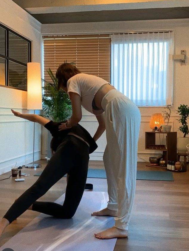 [서울=뉴시스] AOA 출신 유나가 요가강사로 변신해 수강생을 가르치고 있다. (사진=유나 인스타그램 캡처) 2025.05.31 photo@newsis.com  *재판매 및 DB 금지