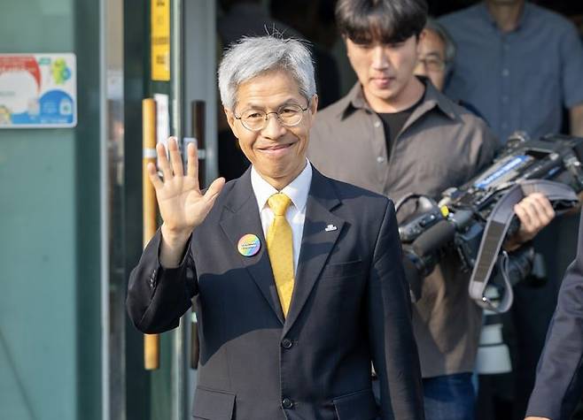 [서울=뉴시스] 조성봉 기자 = 권영국 민주노동당 대선후보가 29일 오전 전남 여수시 주암마을회관에 마련된 사전투표소에서 투표를 마치고 지지자들에게 인사하고 있다. (사진=민주노동당 제공) 2025.05.29. photo@newsis.com *재판매 및 DB 금지