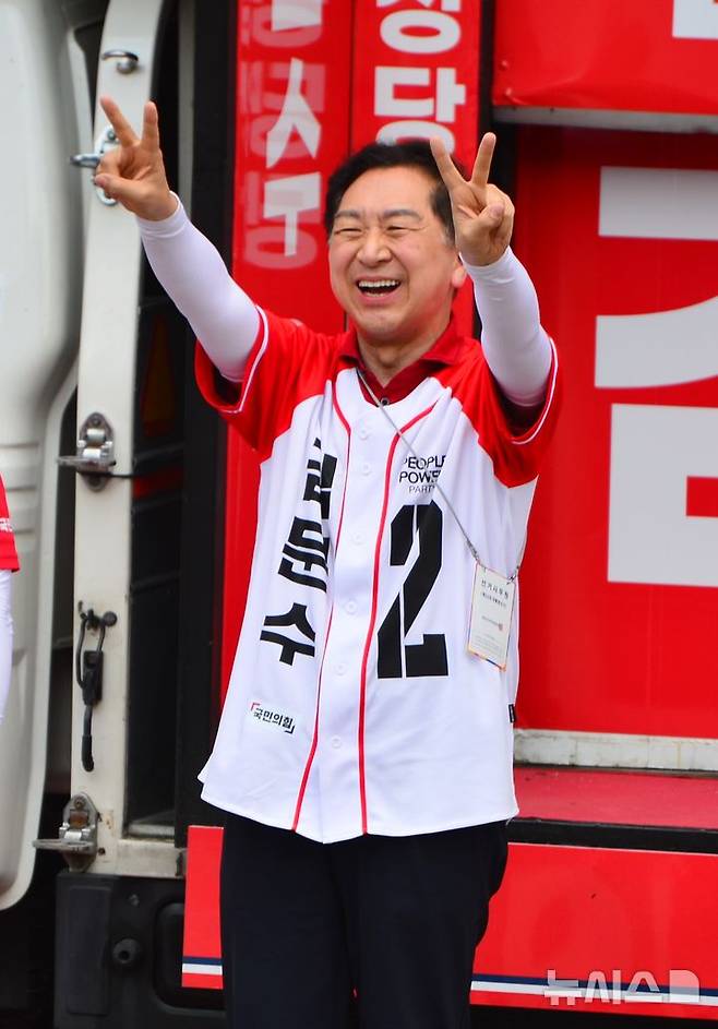 [청주=뉴시스] 서주영 기자 = 김기현 국민의힘 중앙당 공동선대위원장이 21대 대통령선거 사전투표 첫날인 29일 충북 청주시 복대가경시장사거리에서 김문수 대통령후보에 대한 지지를 호소하고 있다. 2025.05.29. juyeong@newsis.com