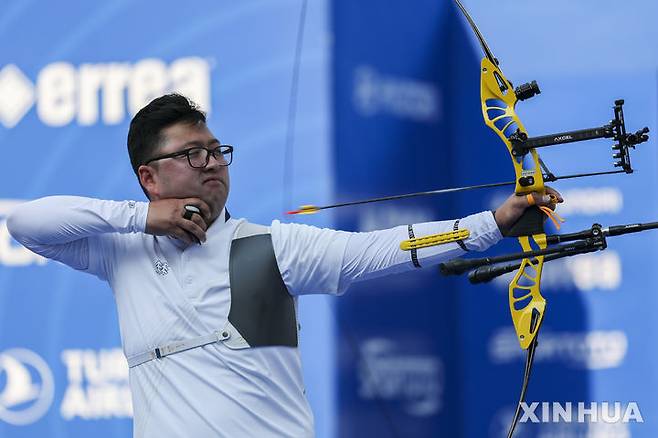 [상하이=신화/뉴시스] 청주시청 양궁부 소속 김우진이 11일(현지 시간) 중국 상하이에서 열린 2025 양궁 현대 월드컵 2차 대회 리커브 남자 개인전 결승 경기를 펼치고 있다. 김우진은 마티아스 그란데(멕시코)를 7-1(26-26 28-24 30-28 30-27)로 꺾고 금메달을 목에 걸었다. 2025.05.12.