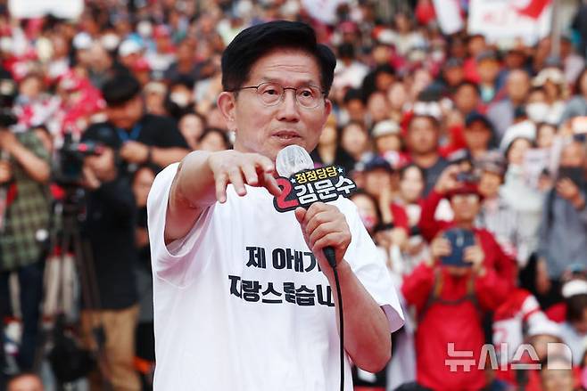 [춘천=뉴시스] 고승민 기자 = 김문수 국민의힘 대선 후보가 지난 30일 강원 춘천시청 앞에서 유세를 하고 있다. (공동취재) 2025.05.30. photo@newsis.com