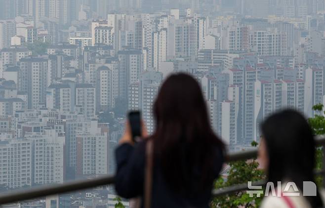 [서울=뉴시스] 김진아 기자 = 사진은 15일 서울 남산에서 바라본 아파트 단지. 2025.05.15. bluesoda@newsis.com