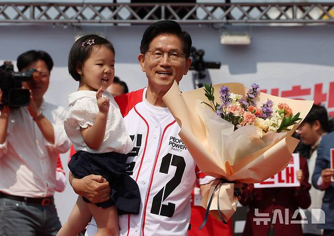 [홍천=뉴시스] 고승민 기자 = 김문수 국민의힘 대선 후보가 31일 강원 홍천 꽃뫼공원에서 홍천군·횡성군·영월군·평창군 합동유세를 하며 화동과 기념촬영하고 있다. 2025.05.31. kkssmm99@newsis.com