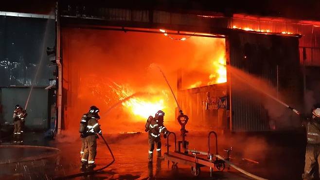 [영천=뉴시스] 30일 오후 11시41분께 영천시 도남동의 폐기물재활용 공장 소각장에 화재가 발생했다는 신고가 접수됐다. (사진=경북소방본부 제공) 2025.05.31. photo@newsis.com  *재판매 및 DB 금지