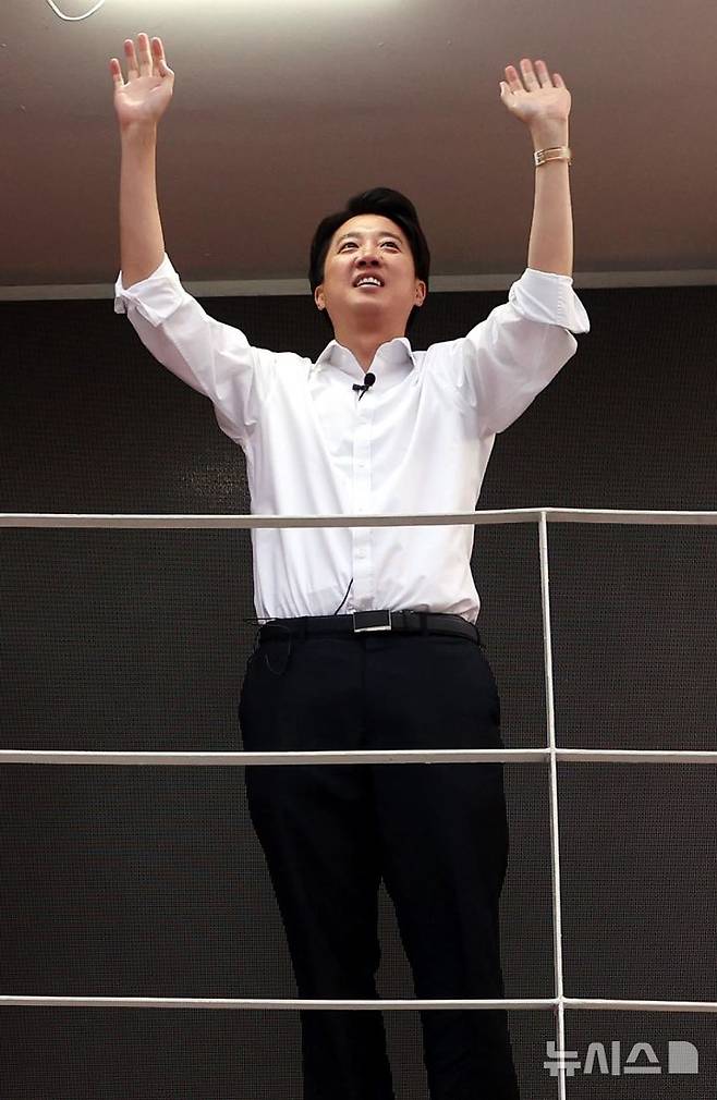 [서울=뉴시스] 조성봉 기자 = 이준석 개혁신당 대선후보가 30일 오후 서울 서대문구 신촌 유플렉스 앞에서 열린 유세에서 시민들에게 인사를 하고 있다 . 2025.05.30. suncho21@newsis.com