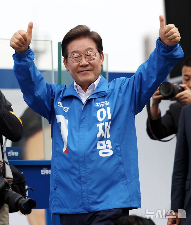 [청주=뉴시스] 조성우 기자 = 31일 오후 충북 청주시 오창프라자1 앞 광장에서 열린 이재명 더불어민주당 대선후보 집중유세에서 연설을 마친 뒤 시민들을 향해 인사하고 있다. 2025.05.31. xconfind@newsis.com