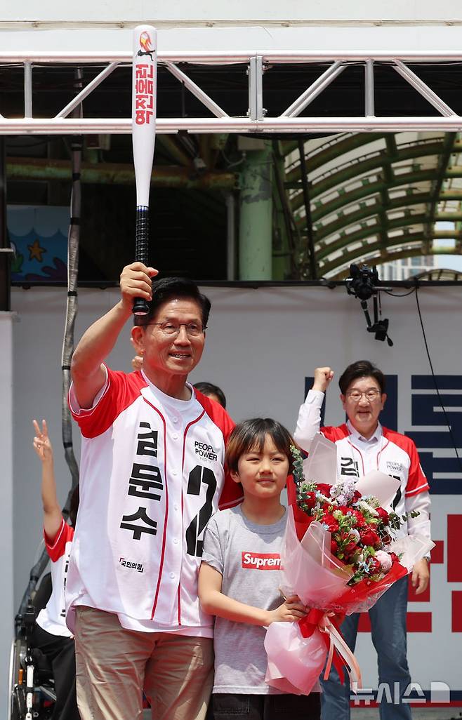 [속초=뉴시스] 고승민 기자 = 김문수 국민의힘 대선 후보가 31일 강원 속초 관광수산시장에서 유세를 하기 전 선물받은 야구 배트를 들고 포즈를 취하고 있다. 2025.05.31. kkssmm99@newsis.com