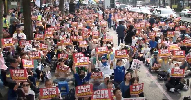 31일 오후 4시 서초구 교대역 인근에서 진보 성향 시민단체 촛불행동이 사법부를 규탄하는 대규모 집회를 열었다.(사진=촛불행동 유튜브 캡처) *재판매 및 DB 금지