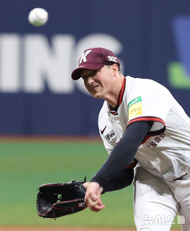 [서울=뉴시스] 추상철 기자 = 9일 오후 서울 구로구 고척스카이돔에서 열린 '2025 KBO리그' LG트윈스와 키움히어로즈의 경기, 키움 선발투수 로젠버그가 역투하고 있다. 2025.04.09. scchoo@newsis.com