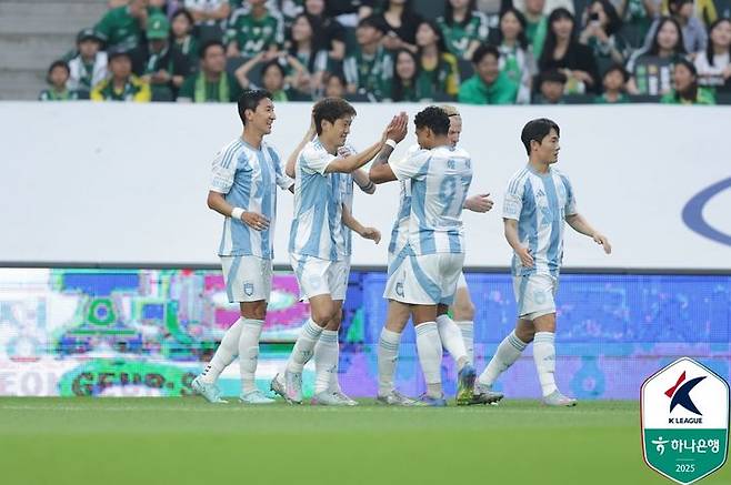 [서울=뉴시스]K리그1 울산 이청용 선제골. (사진=한국프로축구연맹 제공)