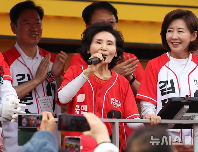 [서울=뉴시스] 조수정 기자 = 국민의힘 김문수 대선 후보 배우자 설난영 여사와 나경원 공동선거대책위원장이 31일 서울 동작구 중앙대병원 앞 광장에서 김 후보 지지를 호소하며 집중 유세를 하고 있다. 2025.05.31. chocrystal@newsis.com