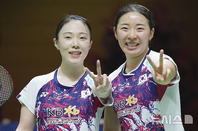 [자카르타=AP/뉴시스] 김혜정(왼쪽)과 공희용이 25일(현지 시간) 인도네시아 자카르타에서 열린 세계배드민턴연맹(BWF) 2025 월드투어 슈퍼500 인도네시아 마스터스 여자 복식 4강전에서 자이판-장슈시안 조(중국)를 물리친 후 세리머니하고 있다. 공희용-김혜정이 2-0(21-17 22-20)으로 완승하고 결승에 올랐다. 2025.01.25.