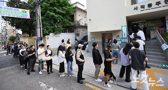 사전투표소에서 유권자들이 투표를 하기 위해 길게 줄을 서고 있다. 류영주 기자