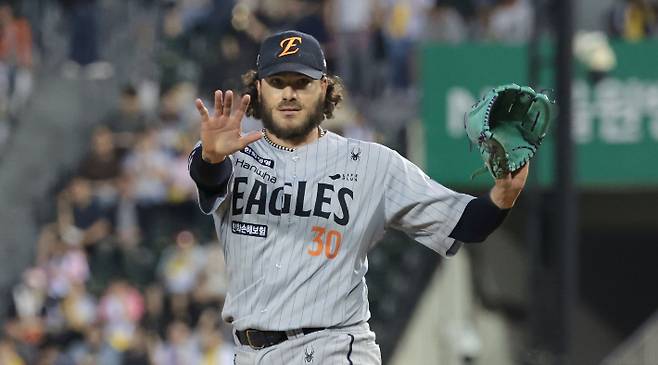 사인 보내는 한화 폰세     (서울=연합뉴스) 김인철 기자 = 28일 서울 송파구 잠실야구장에서 열린 2025 프로야구 KBO리그 한화 이글스와 LG 트윈스의 경기. 6회말 한화 선발 폰세가 동료선수에게 사인을 보내고 있다. 2025.5.28     yatoya@yna.co.kr (끝)   <저작권자(c) 연합뉴스, 무단 전재-재배포, AI 학습 및 활용 금지> 연합뉴스