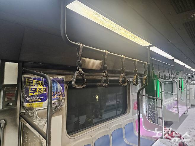 31일 서울 지하철 5호선 열차 내부가 방화로 인해 검게 그을린 모습. 독자 제공