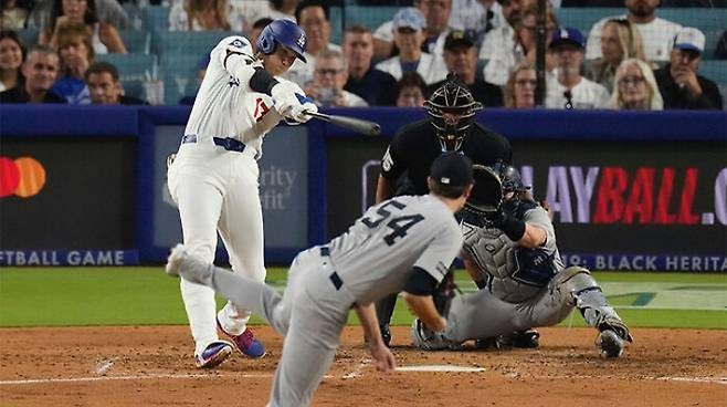 다저스 오타니가 31일 양키스와 홈 경기에서 홈런을 터뜨리고 있다. AP=연합뉴스