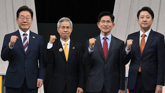 더불어민주당 이재명(왼쪽부터), 민주노동당 권영국, 국민의힘 김문수, 개혁신당 이준석 대선 후보가 27일 서울 마포구 상암동 MBC 스튜디오에서 진행된 정치 분야 TV토론회에 앞서 포즈를 취하고 있다. 국회사진기자단