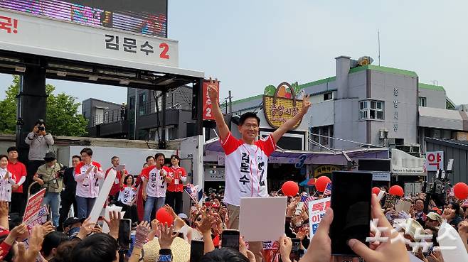 31일 오후 강원 강릉월화거리를 찾은 국민의힘 김문수 대선 후보. 전영래 기자