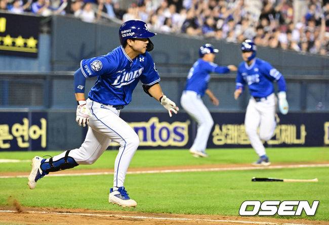 [OSEN=잠실, 지형준 기자] 30일 오후 서울 잠실구장에서 ‘2025 신한 SOL Bank KBO리그’ LG 트윈스와 삼성 라이온즈의 경기가 열렸다.이날 LG는 엘리에이저 에르난데스, 삼성은 이승현을 선발투수로 내세웠다.8회초 2사 만루에서 삼성 양도근이 2타점 우전 적시타를 날리고 전력질주를 하고 있다. 2025.05.30 /jpnews@osen.co.kr