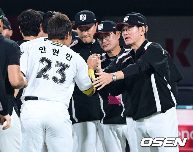 [OSEN=수원, 최규한 기자] KT가 모처럼 1선발 위용을 뽐낸 헤이수스를 앞세워 연승에 성공했다.&nbsp;프로야구 KT 위즈는 30일 수원KT위즈파크에서 열린 2025 신한 SOL뱅크 KBO리그 KIA 타이거즈와의 시즌 7차전에서 3-1로 승리했다.&nbsp;KT는 3연전 기선제압과 함께 2연승을 달리며 시즌 29승 3무 25패를 기록했다. 경기를 마치고 승리한 KT 이강철 감독과 안현민이 인사를 나누고 있다. 2025.05.30 /