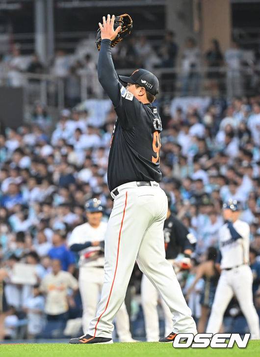 [OSEN=창원, 이석우 기자] 30일 창원NC파크에서 2025 신한 SOL 뱅크 KBO 리그 NC 다이노스와 한화 이글스의 경기가 열렸다. 홈팀 NC는 라일리가, 방문팀 한화는 류현진이 선발 출전했다. 한화 이글스 선발투수 류현진이 2회말 무사 1루 NC 다이노스 김성욱의 타구를 펜스 플레이로 잡은 플로리얼에게 감사 인사를 하고 있다. 2025.05.30 / foto0307@osen.co.kr