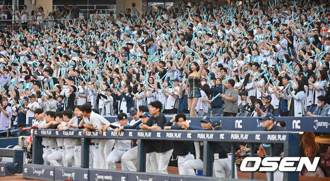 [OSEN=창원, 이석우 기자] 30일 창원NC파크에서 2025 신한 SOL 뱅크 KBO 리그 NC 다이노스와 한화 이글스의 경기가 열렸다. 홈팀 NC는 라일리가, 방문팀 한화는 류현진이 선발 출전했다. NC 다이노스 팬들이 열띤 응원을 펼치고 있다. 2025.05.30 / foto0307@osen.co.kr