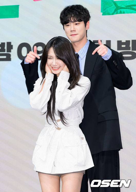 [OSEN=이대선 기자] 29일 오후 서울 구로구 더세인트에서 KBS 2TV 새 수목드라마 ‘24시 헬스클럽’ 제작발표회가 열렸다.‘24시 헬스클럽’은 근성이 넘치는 헬치광이 관장 도현중이 근심이 과다한 헬린이 회원들의 인생을 파격 교정하며 펼쳐지는 두근두근 근(筋)성장 코맨스(코믹 로맨스)다.배우 이준영과 정은지가 포토타임을 가지고 있다. 2025.04.29 /sunday@osen.co.kr