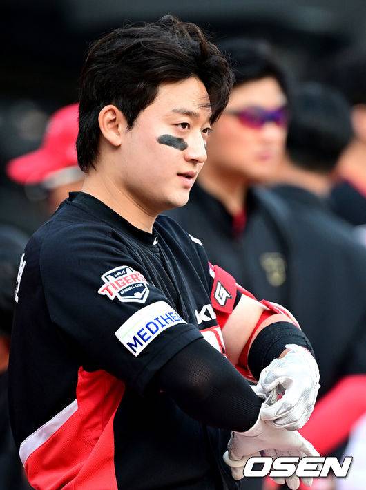 [OSEN=수원, 최규한 기자] 30일 수원 KT위즈파크에서 ‘2025 신한 SOL Bank KBO리그’ KT 위즈와 KIA 타이거즈의 경기가 열렸다.홈팀 KT는 헤이수스, 방문팀 KIA는 김도현을 선발로 내세웠다.경기를 앞두고 2번타자 2루수로 나서는 KIA 윤도현이 장갑을 끼고 있다. 2025.05.30 / dreamer@osen.co.kr