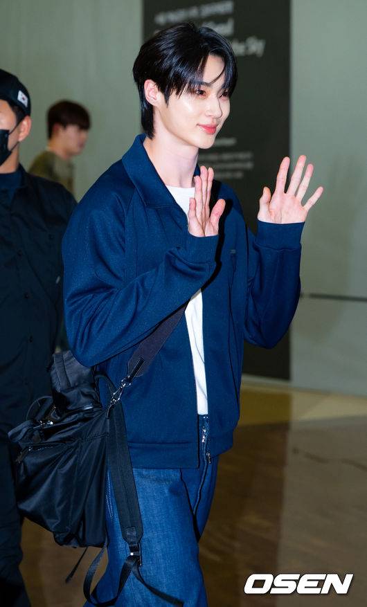 [OSEN=김포공항, 민경훈 기자] 배우 변우석이 28일 김포공항을 통해 일본 도쿄로 출국했다. 변우석은 일본 K아레나 요코하마에서 열리는 '제2회 아시아 스타 엔터테이너 어워즈'(ASEA 2025)에 참석한다.변우석이 입장하며 포즈를 취하고 있다. 2025.05.28 / rumi@osen.co.kr