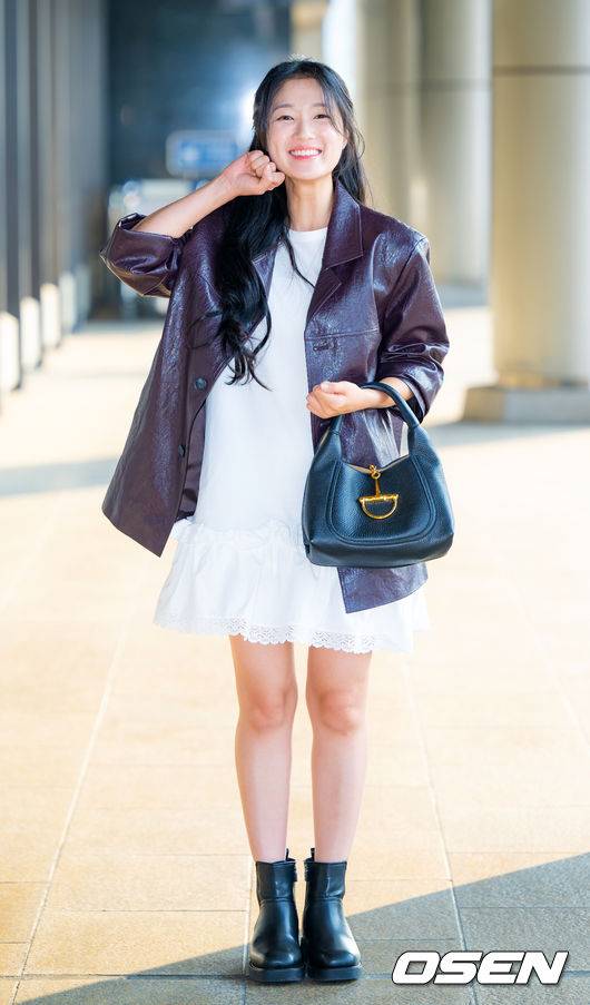 [OSEN=김포공항, 민경훈 기자] 배우 김혜윤이 29일 김포공항을 통해 일본 도쿄로 출국했다. 배우 김혜윤이 일본 K아레나 요코하마에서 열리는 '제2회 아시아 스타 엔터테이너 어워즈'(ASEA 2025)에 참석한다.김혜윤이 입장하며 포즈를 취하고 있다. 2025.05.29 / rumi@osen.co.kr