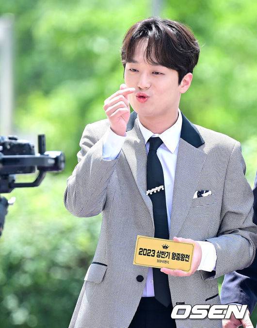 [OSEN=인천, 최규한 기자] 3일 오전 인천 남동체육관에서 KBS '불후의 명곡' 2023년 상반기 왕중왕전 레드카펫 행사가 열렸다.가수 이찬원이 레드카펫 행사에 참석해 포즈를 취하고 있다. 2023.07.03 / dreamer@osen.co.kr