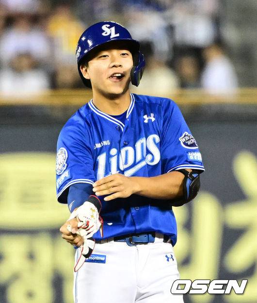 [OSEN=잠실, 지형준 기자] 30일 오후 서울 잠실구장에서 ‘2025 신한 SOL Bank KBO리그’ LG 트윈스와 삼성 라이온즈의 경기가 열렸다.이날 LG는 엘리에이저 에르난데스, 삼성은 이승현을 선발투수로 내세웠다.8회초 2사 만루에서 삼성 양도근이 2타점 우전 적시타를 날리며 기뻐하고 있다. 2025.05.30 /jpnews@osen.co.kr