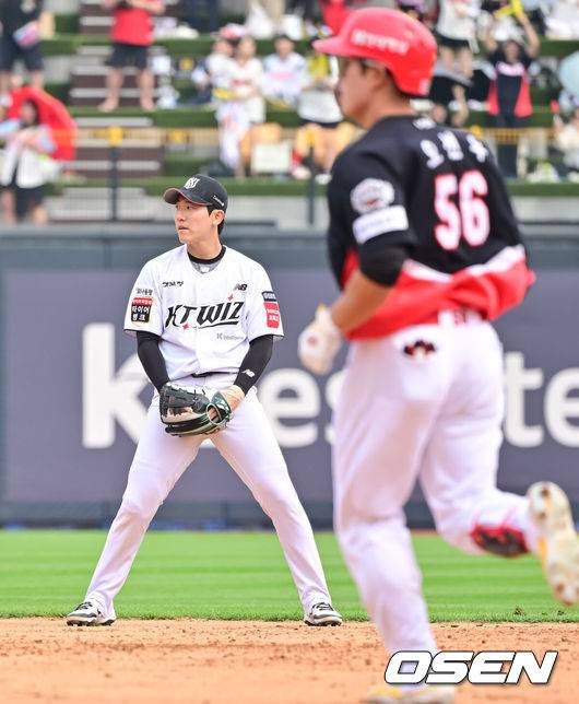 [OSEN=수원, 박준형 기자] 31일 오후 수원 KT 위즈 파크에서 ‘2025 신한 SOL BANK KBO리그’ KT 위즈와 KIA 타이거즈의 경기가 진행됐다.이날 선발투수로 KT는 소형준을, KIA는 윤영철을 선발투수로 내세웠다.5회초 2사 1,2루 KIA 오선우의 내야땅볼때 악송구로 동점 허용한 KT 오윤석 2루수가 아쉬워하고 있다.   2025.05.31   / soul1014@osen.co.kr
