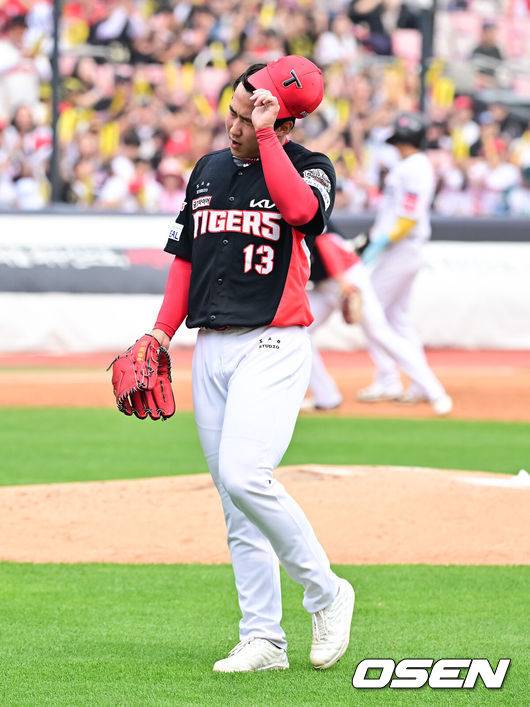 [OSEN=수원, 박준형 기자] 31일 오후 수원 KT 위즈 파크에서 ‘2025 신한 SOL BANK KBO리그’ KT 위즈와 KIA 타이거즈의 경기가 진행됐다.이날 선발투수로 KT는 소형준을, KIA는 윤영철을 선발투수로 내세웠다.2회말 무사 만루 위기를 무실점으로 막아낸 KIA 윤영철 투수가 안도하고 있다. 2025.05.31   / soul1014@osen.co.kr