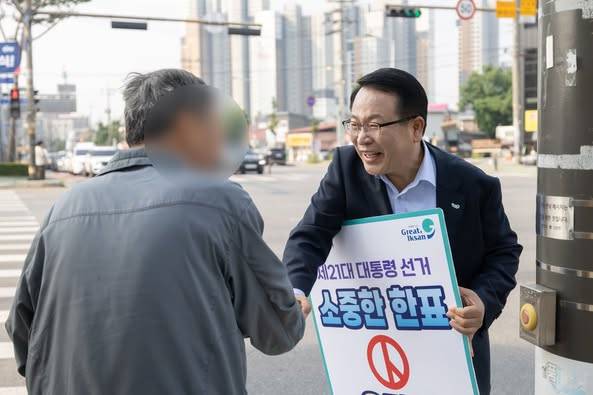 ▲정헌율 익산시장은 5월 중에만 세 차례나 근무시간 이전인 오전 8시부터 길거리에 나가 투표 참여를 독려하는 '1인 캠페인'을 벌였다. 캠페인 중에 한 시민에게 투표 참여를 독려하는 모습 ⓒ정헌율 익산시장 페이스북