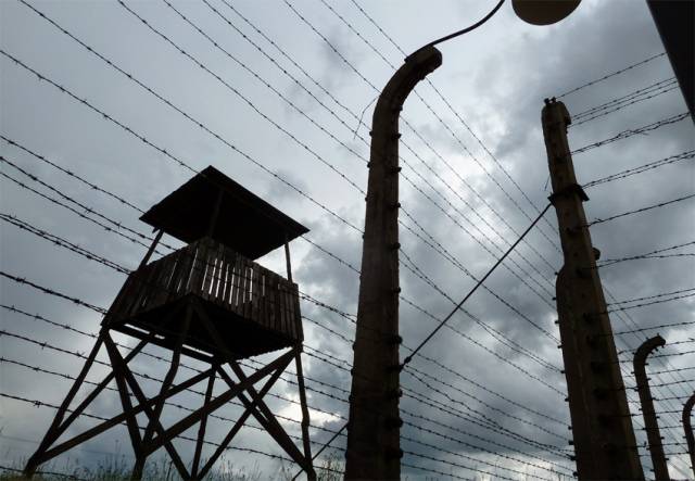 ▲ 아우슈비츠 수용소의 감시탑과 전기가 흐르는 철조망 ⒸJacomoman, 위키미디어