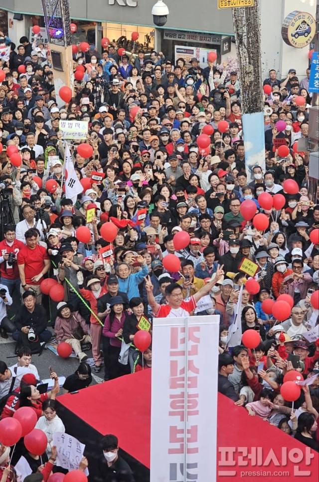 ▲김문수 국민의힘 대통령 후보가 31일 오후 경북 포항시 북포항우체국 앞에서 열린 집중 유세에서 시민들에게 인사하고 있다. ⓒ프레시안(오주호 기자)