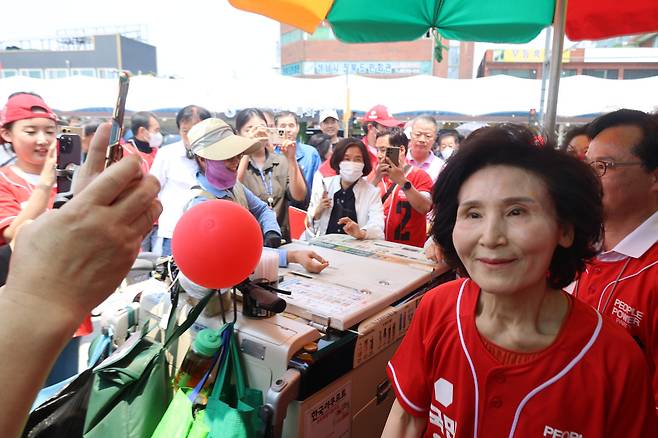 국민의힘 김문수 대선 후보 부인 설난영 여사가 29일 경기도 성남 모란민속 5일장을 방문해 지지를 호소하고 있다. 국민의힘 제공