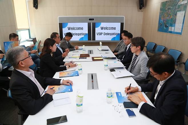 베트남 최대 산업공단 개발전문 기관&nbsp;‘베트남싱가포르산업공단(VSIP)’ 대표단이 30일 부산진해경자청을 방문해 개발 협력 및 외국인 직접투자유치 방안을 논의하고 있다. 부산진해경제자유구역청 제공