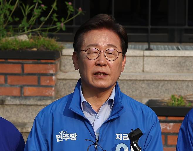 이재명 더불어민주당 대선후보가 30일 오후 강원 원주시 원주행복마당에서 유세를 마치고 취재진 질문에 답하고 있다.    뉴시스