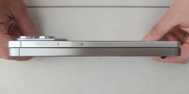 디스플레이 크기가 같은 갤럭시 S25 엣지와 플러스 두께 비교. 위가 엣지, 밑이 플러스다. 이동수 기자