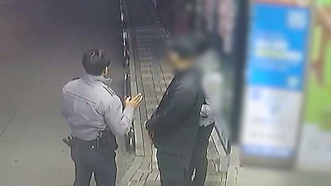 지난달 15일 경기도 고양시 삼송역 인근 엘리베이터 앞에서 음란 행위를 하다가 검거된 A씨. 고양경찰서 제공.