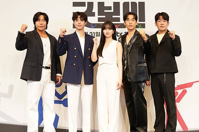 지난 29일 서울 구로구 더링크서울호텔에서 열린 JTBC 새 토일드라마 ‘굿보이 제작발표회’에서 배우들이 포즈를 취하고 있다. 왼쪽부터 배우 태원석, 박보검, 김소현, 이상이, 허성태.   JTBC 제공
