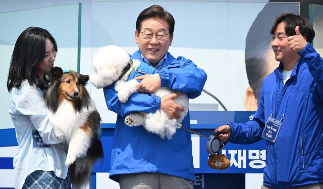이재명 더불어민주당 대선 후보가 30일 강원 춘천시 춘천역 광장에서 연설 시작 전 강원도에 사는 강아지 토리·뭉치를 안고 지지를 호소하는 퍼포먼스를 하고 있다. 이 후보는 공식 선거운동이 시작된 후 처음으로 강원 지역을 방문했다. 춘천=오승현 기자
