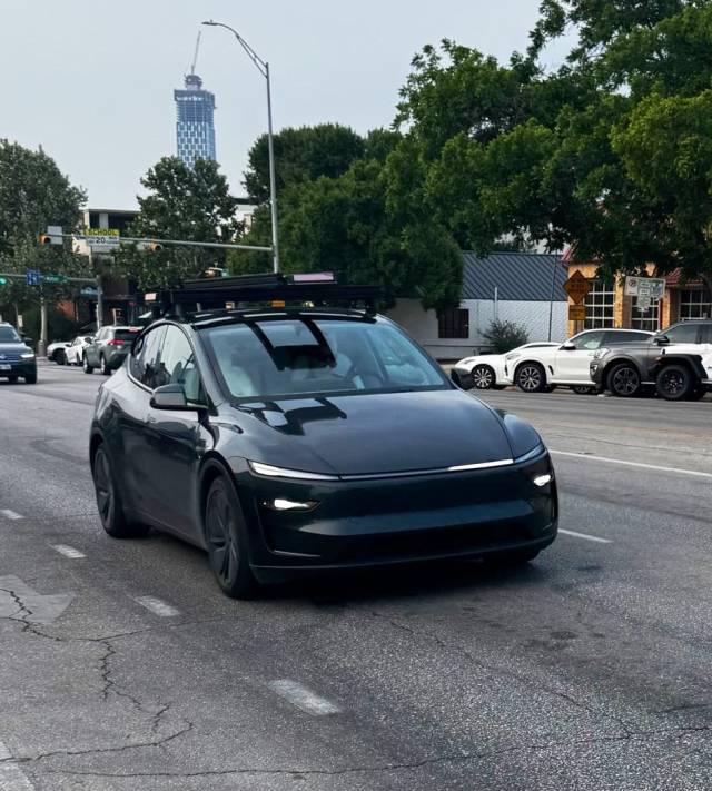 테슬라 로보택시가 시범 주행하는 모습이 포착되고 있다. 엑스 캡처