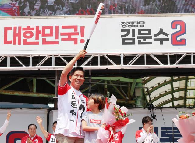 김문수 국민의힘 대선 후보가 31일 강원 속초시 관광수산시장에서 열린 속초시·인제군·고성군·양양군 합동유세에서 지지를 호소하고 있다. 연합뉴스