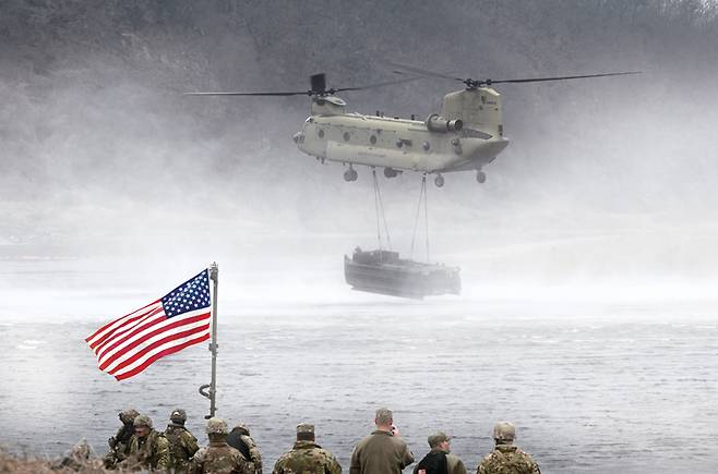 3월20일 경기 연천군 임진강 일대 석은소 훈련장에서 열린 한미 연합 제병협동 도하훈련에서 적의 반격으로 인한 피해 상황을 가정해 치누크가 도하자산을 공중 수송하고 있다. ⓒ사진공동취재단