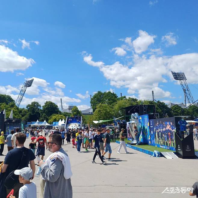 PSG와 인터 밀란의 UCL 파이널을 하루 앞둔 30일(현지시간) 독일 뮌헨 올림피아 파르크에 마련된 ‘팬 페스트’ 현장에는 다양한 먹거리와 놀거리로 가득했다. 뮌헨(독일)｜남장현 기자 yoshike3@donga.com