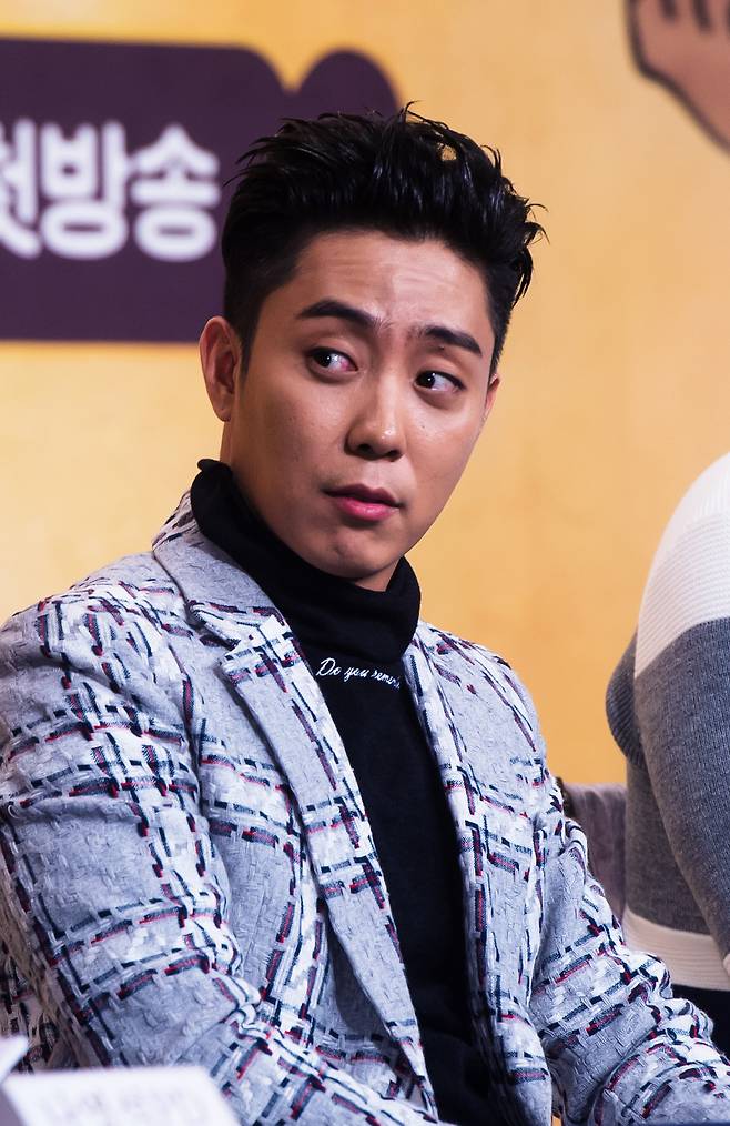 가수 은지원이 4일 서울 영중로 타임스퀘어 아모리스홀에서 열린 tvN 새 예능프로그램 ‘신서유기3’ 제작발표회에 참석해 다른 참석자 발언을 듣고 있다.